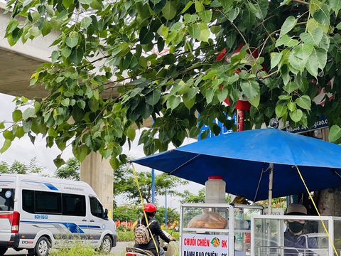 Biển báo giao thông Phải đến tận nơi, nhìn kỹ mới nhận ra biển cấm rẽ trái cắm ở ngã ba 621, TP Thủ Đức - Ảnh: XUÂN ĐOÀN