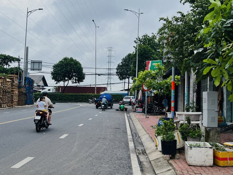 Biển báo giao thông Biển kết thúc khu vực cấm xe giường nằm ở cuối đường Lê Văn Chí bị che khuất - Ảnh: XUÂN ĐOÀN