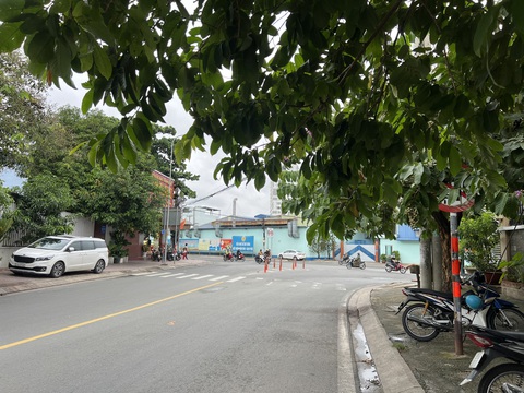 Biển báo giao thông Biển cấm ô tô rẽ trái ở giao lộ đường 13 - Kha Vạn Cân nhìn không thấy gì - Ảnh: XUÂN ĐOÀN