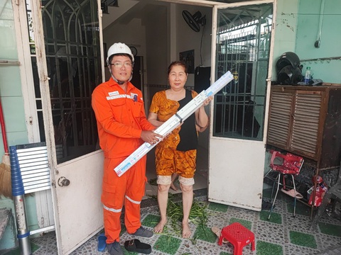 Phòng tránh cháy, nổ trong sử dụng điện mùa nắng nóng ở Đà Nẵng- Ảnh 3. Tặng và thay bóng đèn miễn phí hộ gia đình trong chương trình “An toàn điện trong gia đình” năm 2024 - Ảnh: PC Đà Nẵng