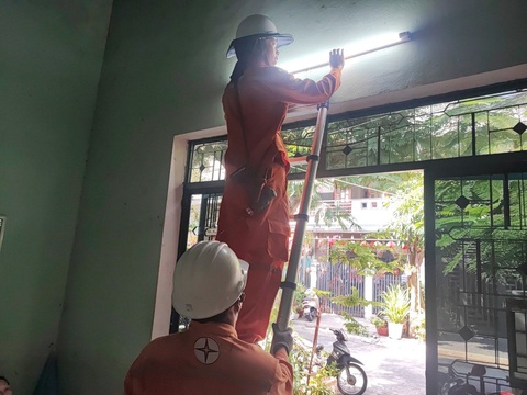 Phòng tránh cháy, nổ trong sử dụng điện mùa nắng nóng ở Đà Nẵng- Ảnh 4. Sửa chữa, thay thế thiết bị điện miễn phí cho gia đình ông Bùi Văn Một (trú tại 27 Giáp Hải 7, phường Nại Hiên Đông, quận Sơn Trà, TP Đà Nẵng) có hoàn cảnh khó khăn - Ảnh: PC Đà Nẵng