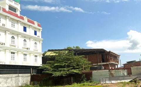 Công trình xây dựng không phép được rào tôn cách trụ sở UBND xã Mỹ Phong chỉ 200m nhưng ông Kiên nói không biết vì xây khuất phía sau - Ảnh: D. TUẤN Công trình xây dựng không phép được rào tôn cách trụ sở UBND xã Mỹ Phong chỉ 200m, nhưng ông chủ tịch xã nói không biết vì