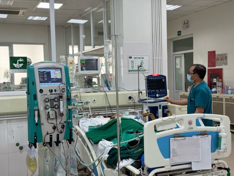 Mua thủ lợn sống về làm món ăn, bị nhiễm khuẩn huyết nguy kịch- Ảnh 1. Bệnh nhân đang được điều trị tích cực tại Bệnh viện Bệnh nhiệt đới trung ương - Ảnh: Bệnh viện cung cấp