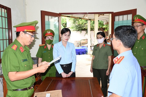 Bắt cựu giám đốc, cán bộ quỹ tín dụng gây thiệt hại 17 tỉ đồng- Ảnh 1. Cơ quan cảnh sát điều tra tống đạt các quyết định với bà Hồng - Ảnh: HỒ GIANG