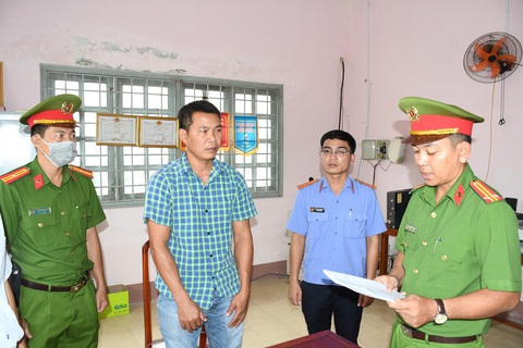 Bắt cựu giám đốc, cán bộ quỹ tín dụng gây thiệt hại 17 tỉ đồng- Ảnh 3. Cơ quan cảnh sát điều tra tống đạt các quyết định với ông Quang - Ảnh: HỒ GIANG