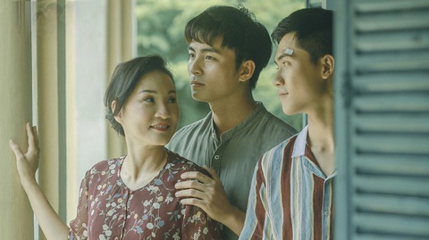 Xem xong Song Lang, có khán giả phương Tây phân biệt được cải lương và tuồng- Ảnh 7. Ba diễn viên chính của phim Thưa mẹ con đi (từ trái qua): Hồng Đào, Lãnh Thanh và Võ Điền Gia Huy - Ảnh: ĐPCC