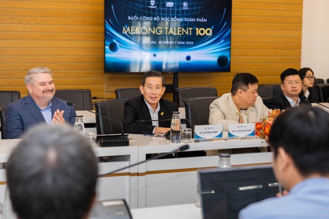 Đại học Kinh tế TP.HCM trao học bổng toàn phần, thu hút nhân tài vùng Mekong- Ảnh 1. Giáo sư Sử Đình Thành - giám đốc Đại học Kinh tế TP.HCM - chia sẻ tại buổi công bố học bổng - Ảnh: HOÀI ĐƯỢM