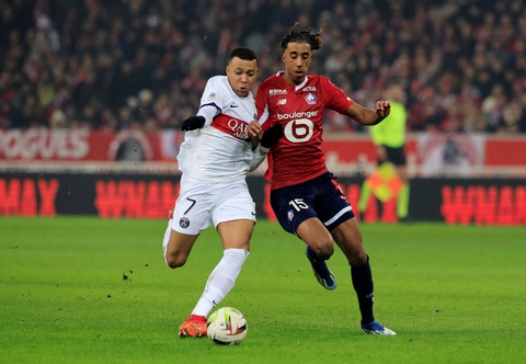 Manchester United mua hậu vệ Yoro giá 70 triệu euro- Ảnh 1. Leny Yoro (phải) với pha tranh bóng cùng Mbappe ở Ligue 1 - Ảnh: REUTERS