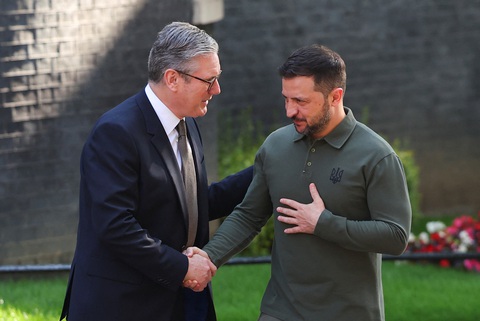Tổng thống Zelensky kêu gọi London hỗ trợ thêm tên lửa tầm xa- Ảnh 1. Thủ tướng Anh Keir Starmer bắt tay Tổng thống Ukraine Volodymyr Zelensky trước cửa tòa nhà số 10 Phố Downing, nơi đặt Văn phòng Thủ tướng Anh, hôm 19-7 - Ảnh: REUTERS