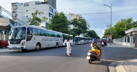 Khánh Hòa phạt 9/15 công ty kinh doanh vận tải- Ảnh 1. Nhiều xe kinh doanh vận tải hành khách xếp hàng đậu đỗ kéo dài trên đường Nguyễn Thiện Thuật nối dài (trước Bệnh viện Quân y 87) tại TP Nha Trang, tỉnh Khánh Hòa (sáng 8-7-2024) - Ảnh: PHAN SÔNG NGÂN