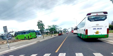 Khánh Hòa phạt 9/15 công ty kinh doanh vận tải- Ảnh 2. Nhiều xe kinh doanh vận tải hành khách đậu trên đường Thích Quảng Đức và đậu vạ vật tại dự án khu đô thị Hà Quang 2 (phường Phước Hải, TP Nha Trang) chiều 16-7 - Ảnh: PHAN SÔNG NGÂN
