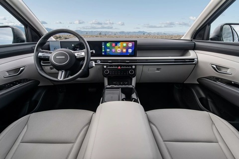 Hyundai Tucson 2025 công bố giá, có thể về Việt Nam tháng 11- Ảnh 3. Khoang lái xe được làm lại với màn cong khổ lớn là yếu tố mới lạ và khác biệt rõ nhất với bản cũ - Ảnh: Hyundai