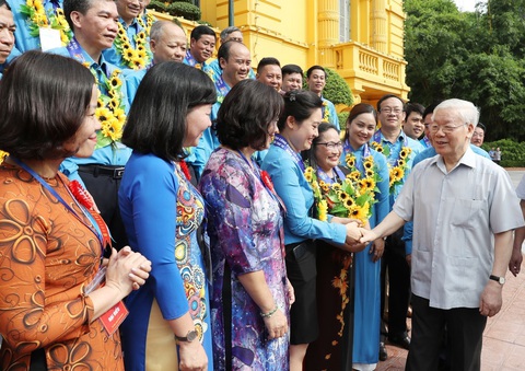 Tổng bí thư Nguyễn Phú Trọng - người học trò xuất sắc của Chủ tịch Hồ Chí Minh- Ảnh 1. Tổng bí thư, Chủ tịch nước Nguyễn Phú Trọng với các chủ tịch công đoàn cơ sở tiêu biểu và cán bộ công đoàn - Ảnh: TTXVN