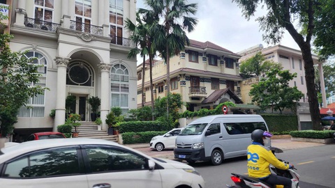 Công an, viện kiểm sát xuất hiện tại nhà tổng giám đốc Quốc Cường Gia Lai Nguyễn Thị Như Loan- Ảnh 6. Xe biển xanh có mặt tại nhà của bà Loan - Ảnh: NGỌC KHẢI