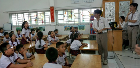 Bất ngờ học sinh Trường chuyên Lê Hồng Phong dạy AI cho học sinh tiểu học- Ảnh 3. Các em học sinh chăm chú, hào hứng trả lời những câu hỏi trong bài học do các anh chị thực hiện dự án AI4K đưa ra - Ảnh: MỸ DUNG
