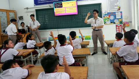 Bất ngờ học sinh Trường chuyên Lê Hồng Phong dạy AI cho học sinh tiểu học- Ảnh 2. Các em học sinh hào hứng tham gia bài học của các anh chị thực hiện dự án AI4K - Ảnh: MỸ DUNG