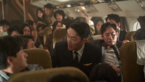 Cơ phó Tae In ra sức trấn an hành khách giữ bình tĩnh - Ảnh: IMDb Cơ phó Tae In ra sức trấn an hành khách giữ bình tĩnh - Ảnh: IMDb