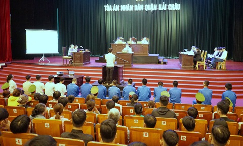 Đà Nẵng đưa gần 450 thanh thiếu niên có nguy cơ vi phạm pháp luật đi dự tòa để... răn đe- Ảnh 1. Phiên tòa xét xử 16 bị cáo - Ảnh: H.B.