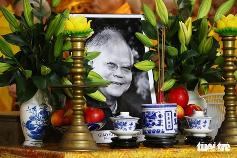 Người Huế nhớ giáo sư Cao Huy Thuần- Ảnh 3. Di ảnh giáo sư Cao Huy Thuần được đặt tại chính điện Tổ đình Từ Đàm - Ảnh: NHẬT LINH