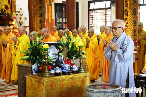 Người Huế nhớ giáo sư Cao Huy Thuần- Ảnh 4. Ông Cao Huy Hóa (áo lam) bên di ảnh anh trai Cao Huy Thuần - Ảnh: NHẬT LINH