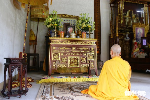 Người Huế nhớ giáo sư Cao Huy Thuần- Ảnh 6. Một vị sư lặng yên cầu nguyện trước di ảnh giáo sư Cao Huy Thuần - Ảnh: NHẬT LINH