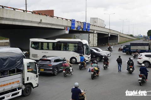 Người dân đề nghị công an sớm vào cuộc xử lý dứt Mật độ giao thông khu vực ngã tư cầu vượt Linh Xuân lúc nào cũng đông đúc, người đi xe máy rất dễ cán trúng đinh - Ảnh: ĐÌNH KHẢI