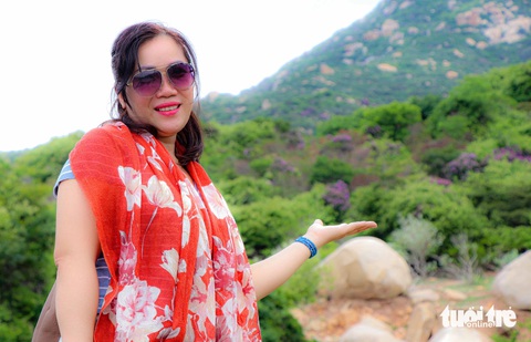 Ngất ngây với rừng hoa bằng lăng tự nhiên 'nhuộm tím' khu rừng ven biển- Ảnh 5. Chị Hiền Dung chụp ảnh với hoa bằng lăng đang nở rộ - Ảnh: DUY NGỌC