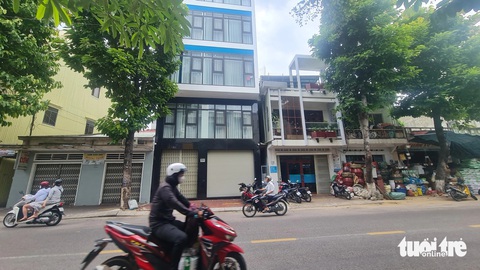Căn nhà 5 tầng của vợ chồng ông D. bà P. nhìn từ đường Nguyễn Thái Học - Ảnh: LÂM THIÊN Căn nhà 5 tầng của vợ chồng ông D. bà P. nhìn từ đường Nguyễn Thái Học - Ảnh: LÂM THIÊN