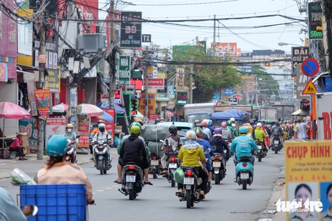Sớm mở rộng hơn 2km đường Nguyễn Thị Tú ở cửa ngõ Tây TP.HCM- Ảnh 1. Đường Nguyễn Thị Tú hiện chỉ rộng 7,5m với 2 chiều xe. Giờ cao điểm, lượng xe cộ tăng cao khiến tuyến đường thường xuyên ùn ứ - Ảnh: PHƯƠNG NHI