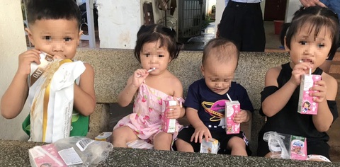 Nữ phóng viên đưa 4 đứa con của 2 vợ chồng bị tạm giam đến phường nhờ trợ giúp- Ảnh 3. 4 cháu nhỏ côi cút với nỗ lực ban đầu của nữ phóng viên Trịnh Thị Thơ, sự hỗ trợ của ngành chức năng đã có nơi ở mới được chăm sóc, nuôi dưỡng - Ảnh: TÂM AN