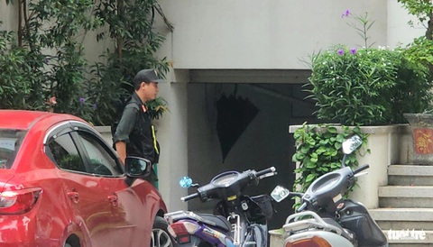 Công an, viện kiểm sát xuất hiện tại nhà tổng giám đốc Quốc Cường Gia Lai Nguyễn Thị Như Loan- Ảnh 3. Cảnh sát cơ động có mặt tại nhà bà Như Loan sáng nay - Ảnh: NGỌC KHẢI
