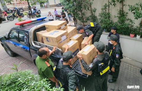 Công an, viện kiểm sát xuất hiện tại nhà tổng giám đốc Quốc Cường Gia Lai Nguyễn Thị Như Loan- Ảnh 5. Nhiều thùng các tông được lực lượng chức năng đưa lên xe cảnh sát để chuyển đi - Ảnh: NGỌC KHẢI