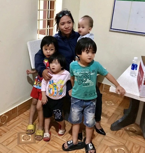 Nữ phóng viên Trịnh Thị Thơ trong căn phòng có 4 cháu nhỏ côi cút - Ảnh: TÂM AN Nữ phóng viên Trịnh Thị Thơ trong căn phòng có 4 đứa bé con của cặp vợ chồng phạm tội bị bắt - Ảnh: TÂM AN