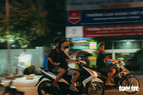 Cứ đến tối 'quái xế' lại nẹt pô ầm ĩ, quậy phá suốt đêm- Ảnh 8. Chạy hàng hai, hàng ba trên đường - Ảnh: THANH HIỆP