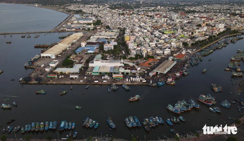 Vì sao đặt tên Lạc Đạo, Bình Hưng sau gộp 5 phường ở Phan Thiết?- Ảnh 1. Cảng cá Phan Thiết, TP Phan Thiết, tỉnh Bình Thuận đóng chân ở phường Lạc Đạo mới sau khi sáp nhập 3 phường Đức Thắng, Đức Nghĩa và Lạc Đạo - Ảnh: ĐỨC TRONG