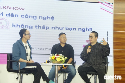 Dân học kỹ thuật, công nghệ, chỉ số EQ tự khắc thấp?- Ảnh 1. Thạc sĩ truyền thông Vinh San Phạm, thạc sĩ Võ Minh Quân và CEO Trần Thanh Tùng tại buổi talkshow (từ trái sang) - Ảnh: CÔNG TRIỆU