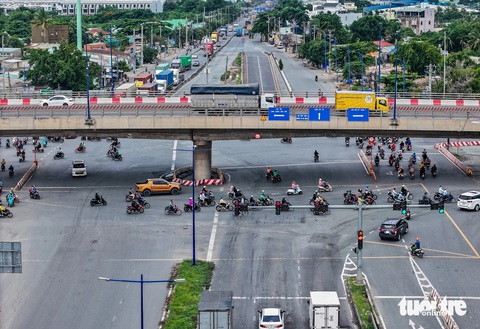 Vòng xoay Mỹ Thủy: Điểm đen giao thông lâu năm ở TP.HCM chưa thể xóa- Ảnh 1. Vòng xoay Mỹ Thủy (TP Thủ Đức) là một trong những điểm đen tai nạn giao thông nhiều năm qua mà cơ quan chức năng chưa thể giải quyết - Ảnh: CHÂU TUẤN