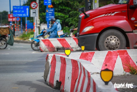 Vòng xoay Mỹ Thủy: Điểm đen giao thông lâu năm ở TP.HCM chưa thể xóa- Ảnh 2. Vạch sơn trắng đỏ và phản quang được gắn trên dải phân cách làn đường ở vòng xoay Mỹ Thủy - Ảnh: CHÂU TUẤN