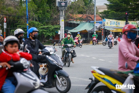 Vòng xoay Mỹ Thủy: Điểm đen giao thông lâu năm ở TP.HCM chưa thể xóa- Ảnh 3. Trường hợp xe máy vượt đèn đỏ ở khu vực vòng xoay Mỹ Thủy diễn ra