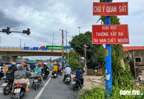 Vòng xoay Mỹ Thủy: Điểm đen giao thông lâu năm ở TP.HCM chưa thể xóa- Ảnh 5. Cơ quan chức năng gắn bảng cảnh báo người đi đường - Ảnh: CHÂU TUẤN