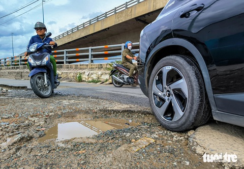 Vòng xoay Mỹ Thủy: Điểm đen giao thông lâu năm ở TP.HCM chưa thể xóa- Ảnh 6. Một số vị trí mặt bằng ở vòng xoay Mỹ Thủy đã bị bong tróc, tạo thành