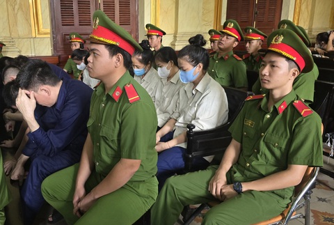 Vụ buôn lậu 6 tấn vàng: Kiến nghị truy bắt bằng được chủ tiệm vàng Phúc Hằng trốn truy nã- Ảnh 1. Các bị cáo trong hai đường dây buôn lậu vàng từ Campuchia về Việt Nam - Ảnh: Đ.T.