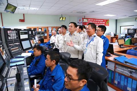 Tổng Giám đốc Petrovietnam Lê Ngọc Sơn và đoàn công tác thăm, kiểm tra công tác vận hành NMLD Dung Quất tại Phòng Điều khiển Trung tâm Tổng Giám đốc Petrovietnam Lê Ngọc Sơn và đoàn công tác thăm, kiểm tra công tác vận hành NMLD Dung Quất tại Phòng Điều khiển Trung tâm