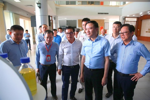 Đoàn công tác Tập đoàn tham quan gian triển lãm các sản phẩm mới của NMLD Dung Quất Đoàn công tác Tập đoàn tham quan gian triển lãm các sản phẩm mới của NMLD Dung Quất