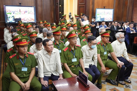 Xét xử vụ án tiêu cực đăng kiểm: Tòa lưu ý với các bị cáo tại ngoại và luật sư- Ảnh 1. Các bị cáo trong vụ án đăng kiểm tại tòa - Ảnh: HỮU HẠNH