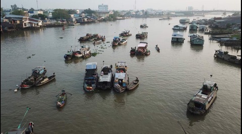 Ngắm chợ nổi Cái Răng thời 'trên bến dưới thuyền'- Ảnh 3. Chợ nổi Cái Răng bắt đầu hoạt động từ rất sớm nên từ tờ mờ sáng du khách đã phải thức dậy để đi tham quan