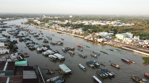 Ngắm chợ nổi Cái Răng thời 'trên bến dưới thuyền'- Ảnh 9. Đến năm 2023, bờ kè được xây dựng, bắt đầu từ phía quận Ninh Kiều. Lúc này còn vài căn nhà chưa giải tỏa, trong khi phía quận Cái Răng vẫn còn dãy nhà ven sông do làm sau