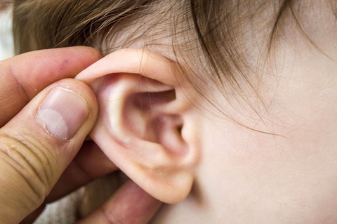 Có nên làm sạch, lấy ráy tai cho trẻ mỗi ngày?- Ảnh 2. Việc lấy ráy tai phải được thực hiện một cách an toàn, đặc biệt ở trẻ nhỏ - Ảnh minh họa