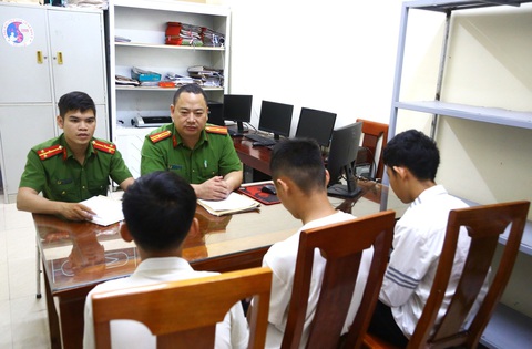 3 học sinh liên tiếp ném đá gây vỡ kính tàu hỏa Bắc - Nam để... đùa nghịch- Ảnh 1. Ba học sinh ném đá gây vỡ kính tàu hỏa làm việc với công an - Ảnh: CACC