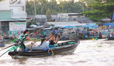 Ngắm chợ nổi Cái Răng thời 'trên bến dưới thuyền'- Ảnh 6. Du khách không chỉ thích thú cảnh tàu ghe trên sông mà còn thích khung cảnh tự nhiên hai bên bờ sông